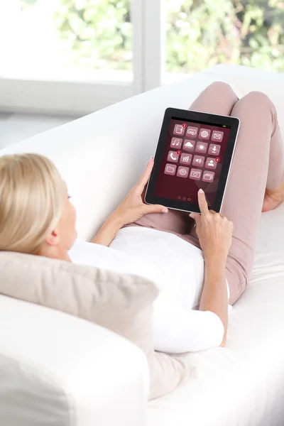 Dijital tablet kullanan kadın — Stok fotoğraf
