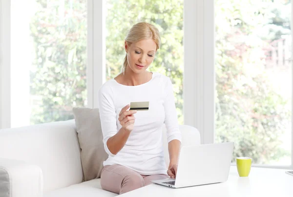 Vrouw winkelen online — Stockfoto