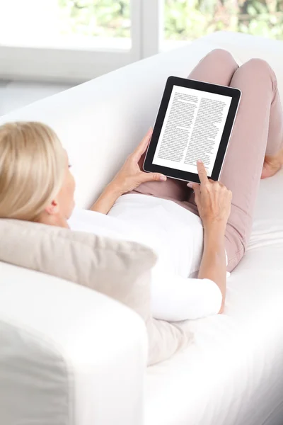 Woman holding digital tablet — Stock Photo, Image