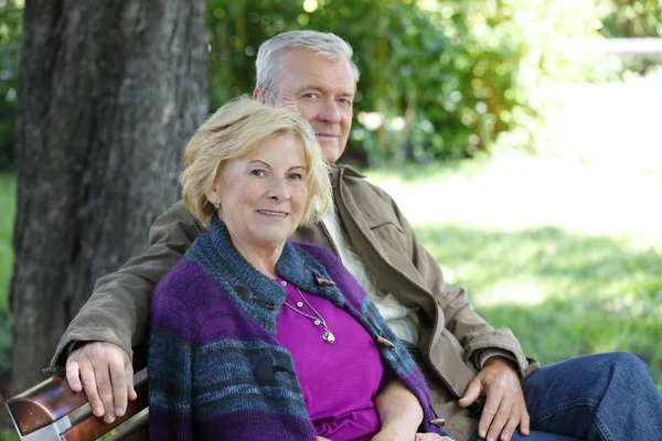 Nő és férfi ül a parkban — Stock Fotó