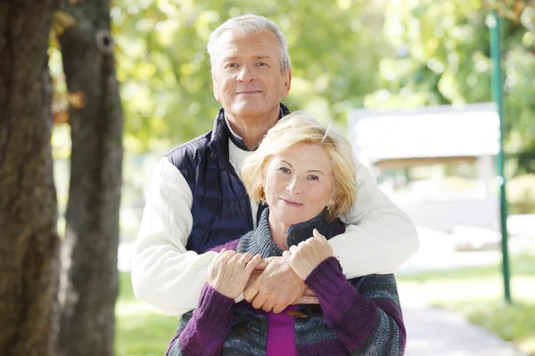 Lächelndes Seniorenpaar — Stockfoto