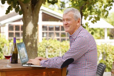 Winery içinde oturan winemaker