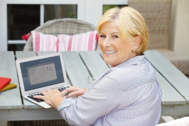 laptop önünde evde oturan kadın