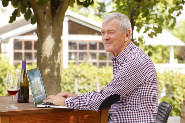 Winery içinde oturan winemaker