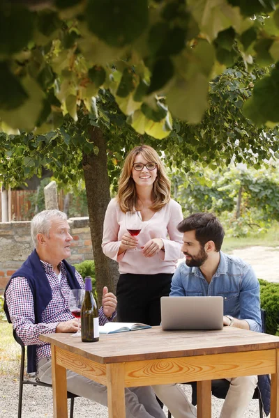 Winemaker and young sommelier sitting — Φωτογραφία Αρχείου