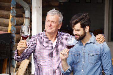 Winemaker ve genç sommelier ayakta