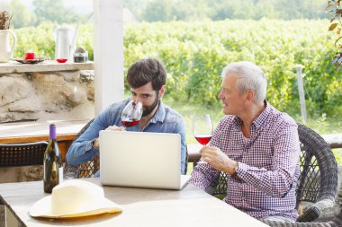 Sommelier ve genç winemaker oturan