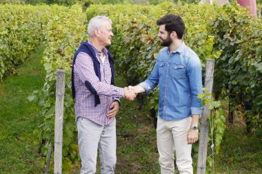 bağında ayakta ve el sallayarak şarap üreticileri.