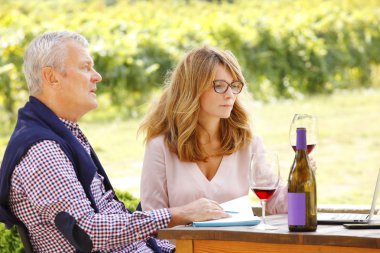 Sommelier ile danışmanlık winemaker kadın