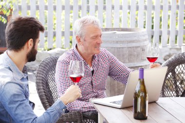 şarap tüccarı ve genç winemaker sittin