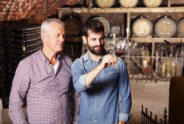şarap tatma şarap tüccarı ve genç winemaker