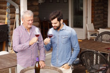 Winemaker ve genç sommelier ayakta