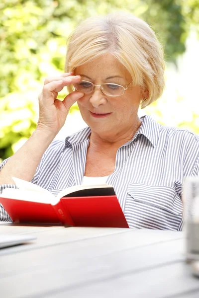 Woman reading a book — Stock Photo, Image