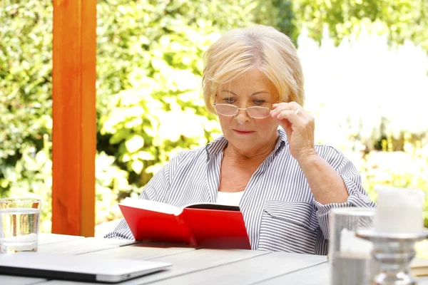 Woman reading a book — Stock Photo, Image