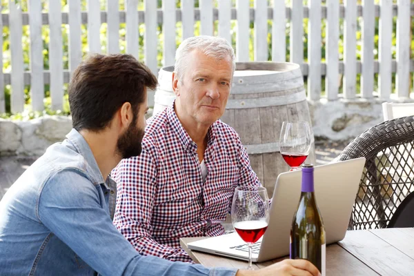 Sommelier a mladý vinař sedí — Stock fotografie