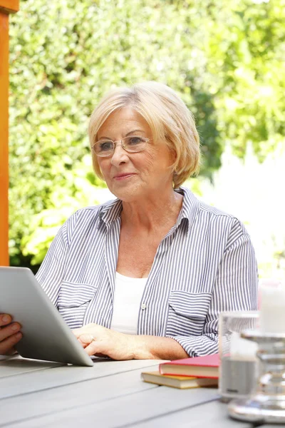 Donna che utilizza tablet digitale — Foto Stock