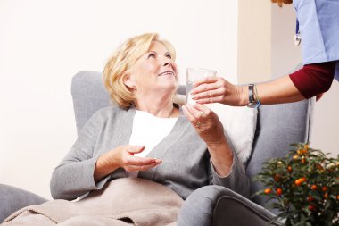 Hemşire veren ilaç