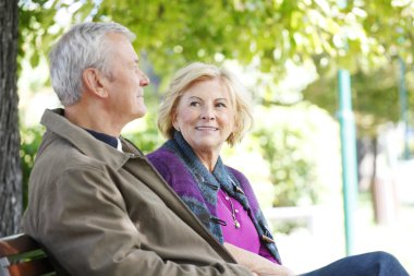 Yaşlı çift gülümsüyor.