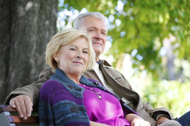 Yaşlı çift gülümsüyor.