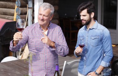 Winemaker ve genç sommelier ayakta