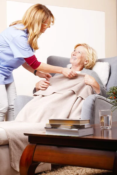 Enfermeira cuidando de mulher idosa . — Fotografia de Stock