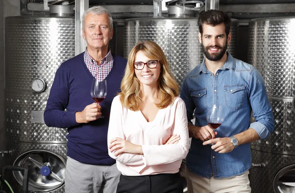 Сім'я власника виноробні стоїть — стокове фото