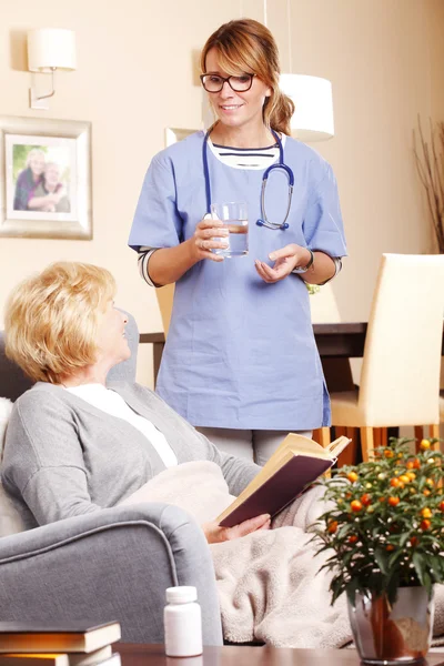 Nurse giving medication — Stock Photo, Image