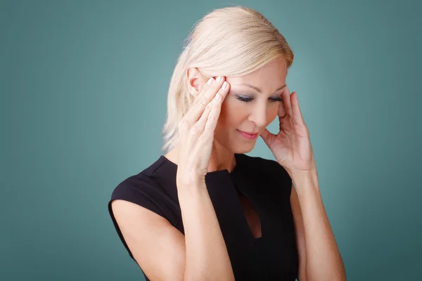 Woman in pain holding her head — Stock Photo, Image