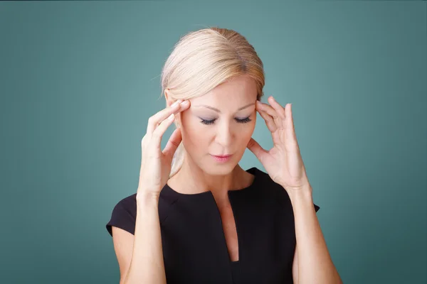 Женщина в боли, держа голову — стоковое фото