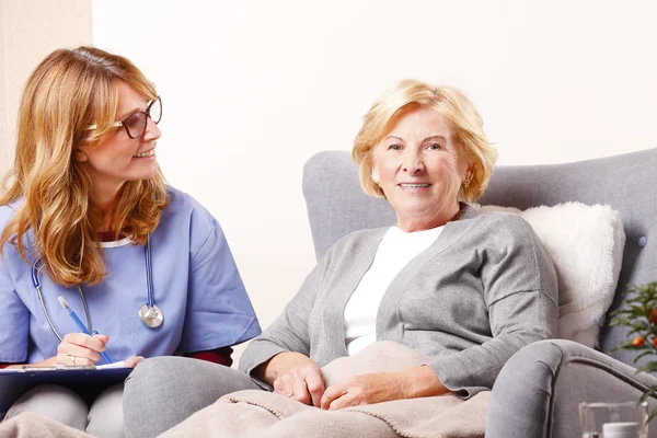 Vrouw overleg met verzorger — Stockfoto