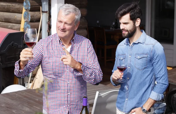 Enólogo e jovem sommelier pé — Fotografia de Stock