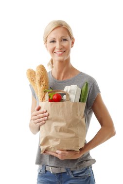 el kese kağıdı tutan kadın