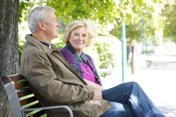 Pareja mayor sonriendo — Foto de Stock