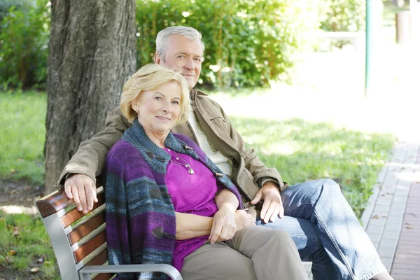 Seniorenpaar lächelt — Stockfoto