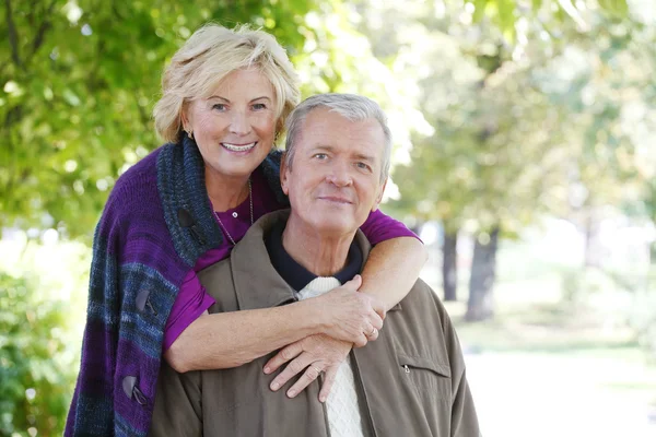 Heureux couple âgé souriant — Photo