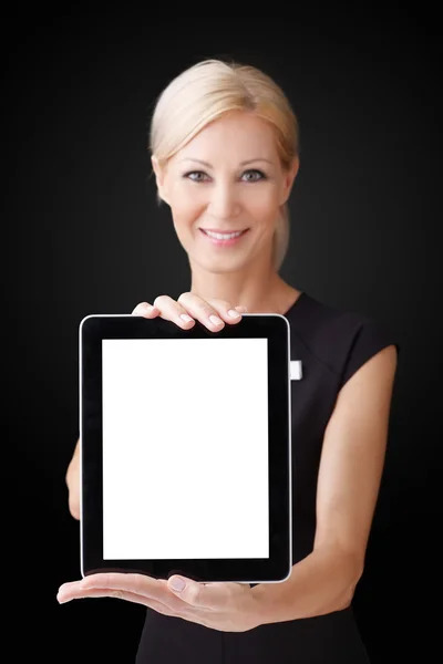 Güzel iş kadını holding tablet — Stok fotoğraf