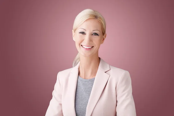 Hermosa mujer de negocios sonriendo — Foto de Stock