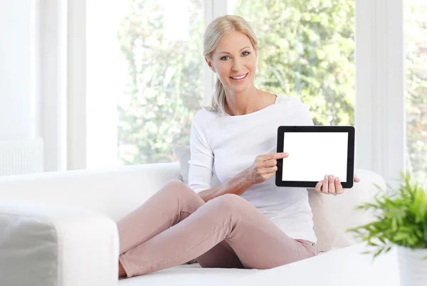 Mujer sosteniendo tableta digital —  Fotos de Stock