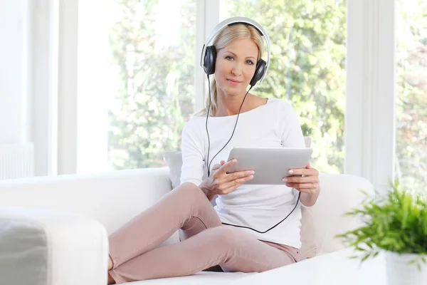 Vrouw die naar muziek luistert — Stockfoto