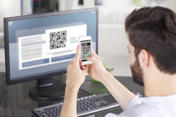 Geschäftsmann scannt QR-Code — Stockfoto