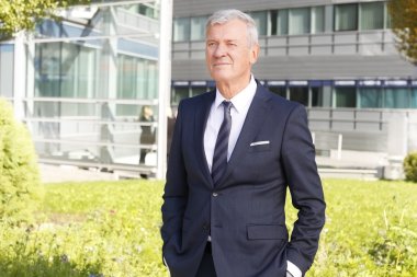 ofis binasında duran işadamı