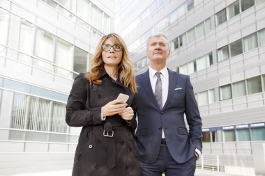 Cep telefonu tutan iş kadını