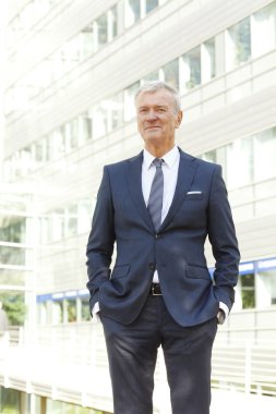 ofis binasında duran işadamı