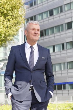 ofis binasında duran işadamı