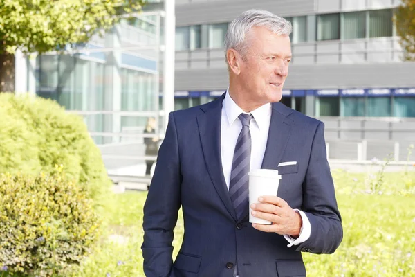 Hombre de negocios sosteniendo taza de café . — Foto de Stock