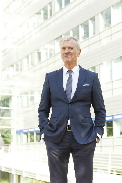 Businessman standing at office building — Stock Photo, Image