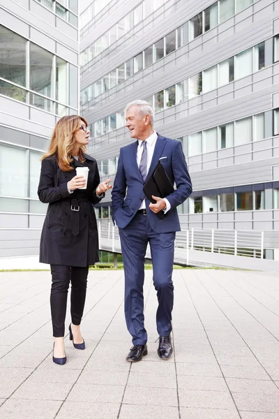 Business people walking and talking — Stock Photo, Image