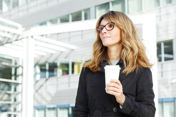 Femme tenant dans la main une tasse — Photo