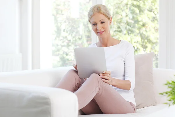 Frau arbeitet online. — Stockfoto