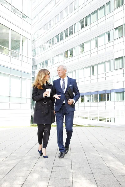 Mensen uit het bedrijfsleven lopend en pratend — Stockfoto